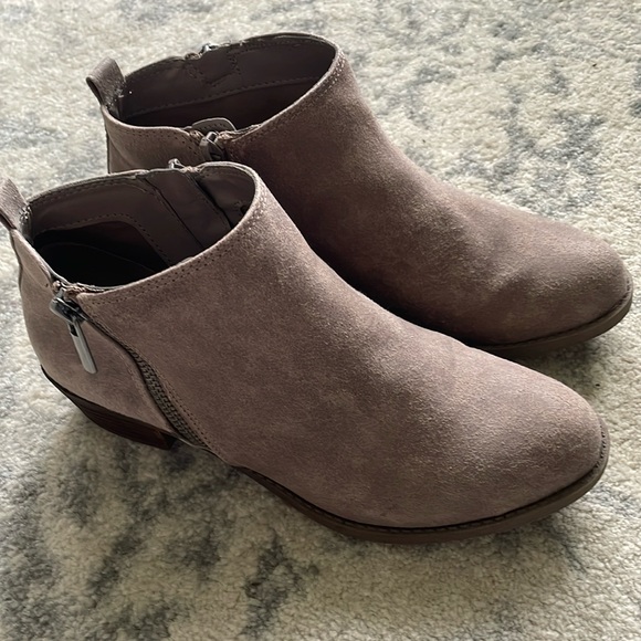 Woman’s Carlos Santana Booties - Picture 1 of 8